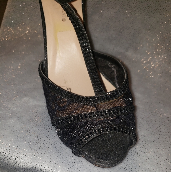 Black heels size 9 - Picture 2 of 3